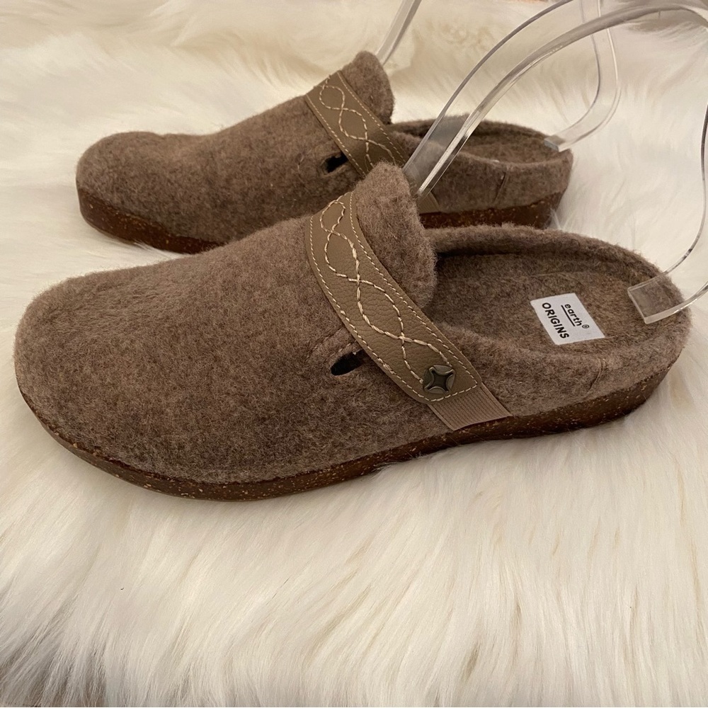 Earth Origin slippers size fits 8M better though size 8.5M